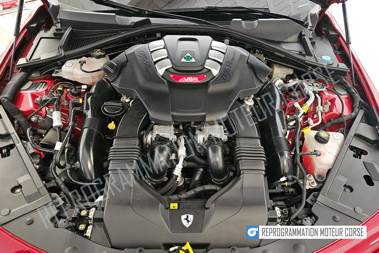 Alfa Romeo Giulia QV 2.9 Bi-Turbo engine bay